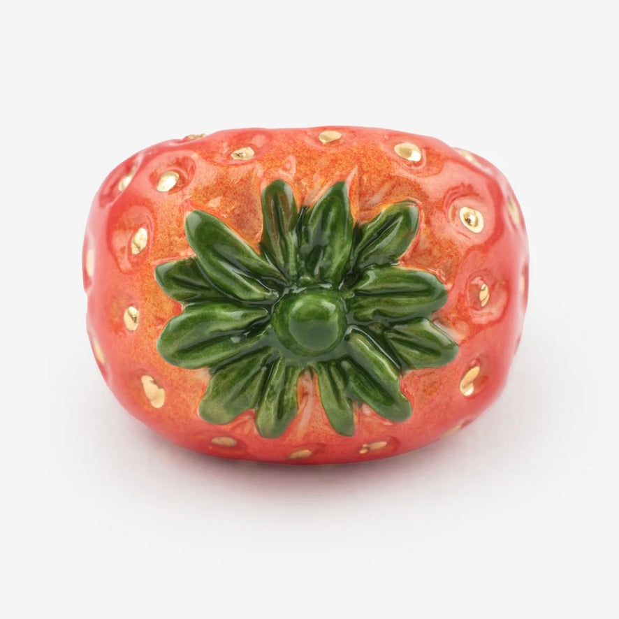 Anillo Chunky Frutilla Nach x Leontina, joya francesa pintada a mano