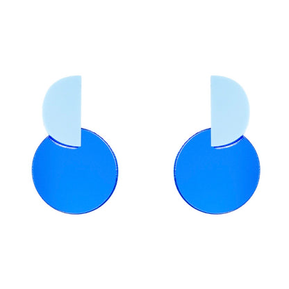 Aros midi «Media Luna Celeste» de la marca Papiroga, fabricados en acrílico (metacrilato) con diseño español - Leontina Joyas Chile