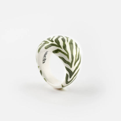 Anillo Chunky Cebra de porcelana pintada a mano en verde y blanco, Nach Bijoux — Leontina Joyas