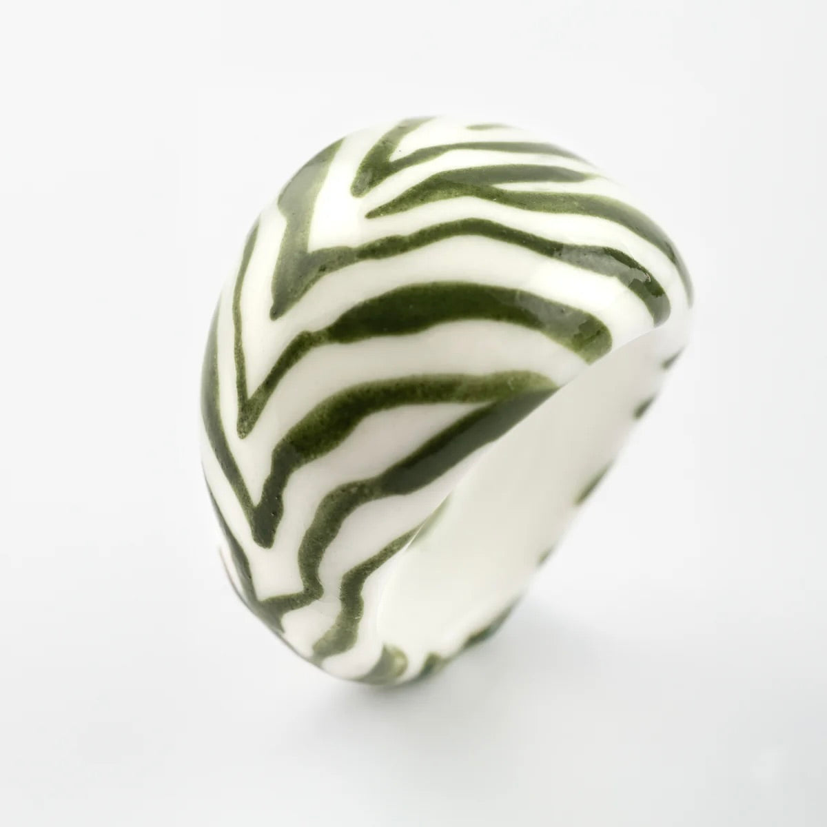 Anillo cebra de porcelana verde y blanco Nach x Leontina, joya artesanal francesa