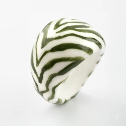 Anillo cebra de porcelana verde y blanco Nach x Leontina, joya artesanal francesa