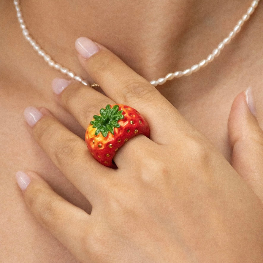 Vista del anillo chunky frutilla puesto en la mano, joya artesanal