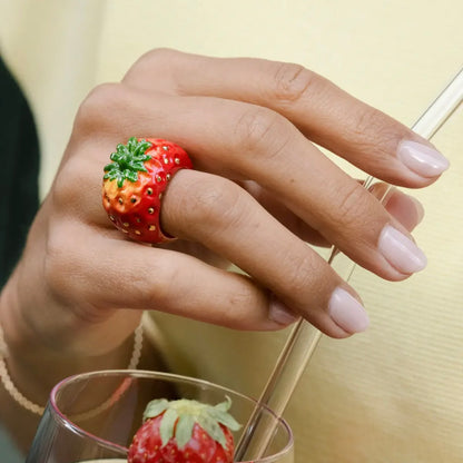 Detalle de la frutilla de porcelana roja del anillo chunky Nach Bijoux