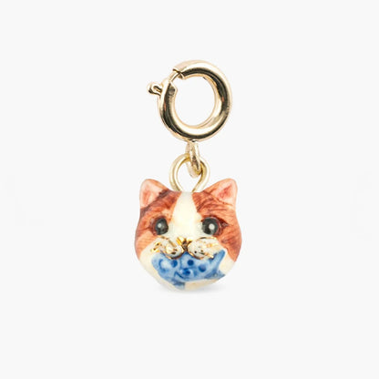 Charm Gatito Comiendo de porcelana francesa pintada a mano — Nach Bijoux
