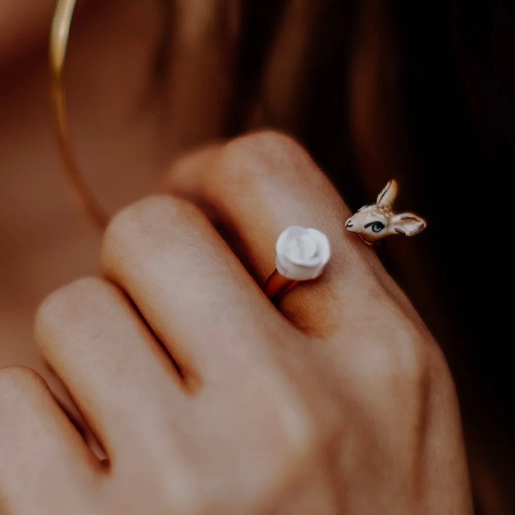 Anillo Ciervo & Flor Blanca - Leontina Joyas
