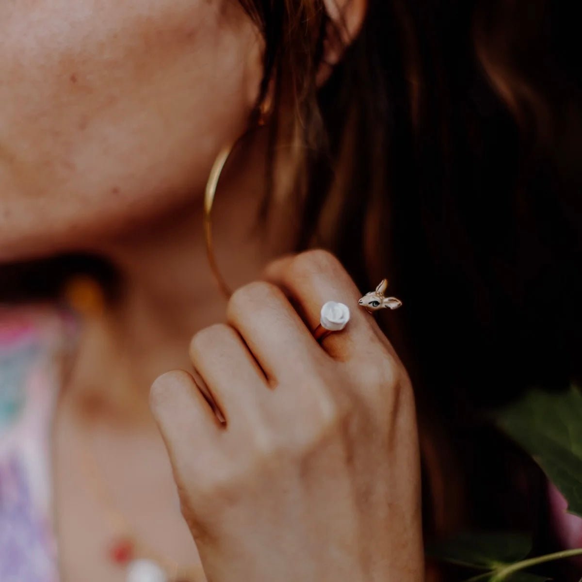 Anillo Ciervo & Flor Blanca - Leontina Joyas