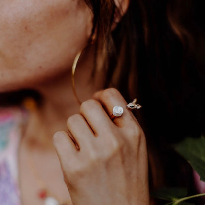 Anillo Ciervo & Flor Blanca - Leontina Joyas