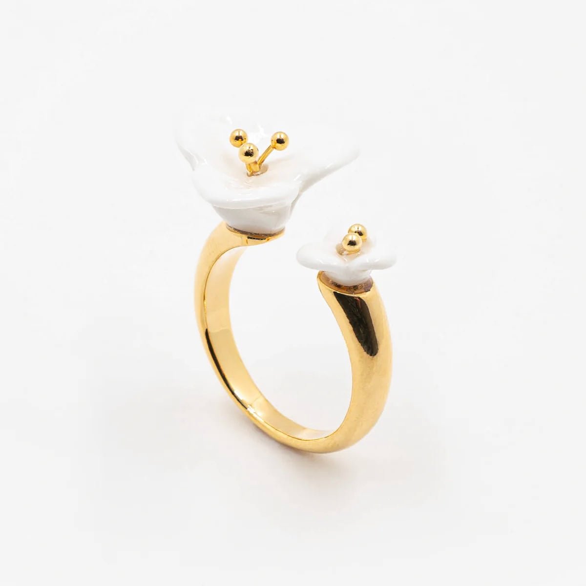 Anillo Flores Blancas Nach Bijoux, porcelana pintada a mano, diseño francés - Leontina Joyas Chile