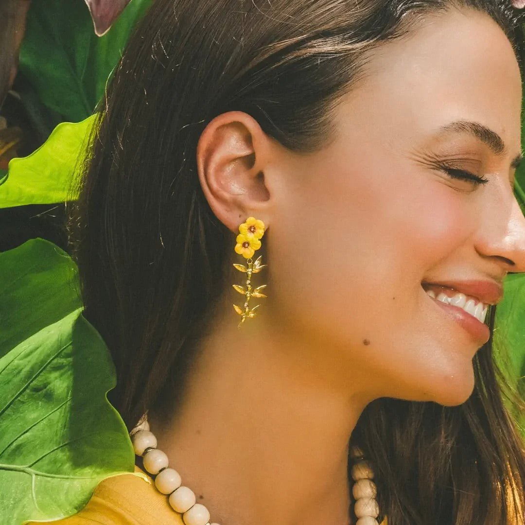 Aros hibiscos amarillos colgantes - Leontina Joyas
