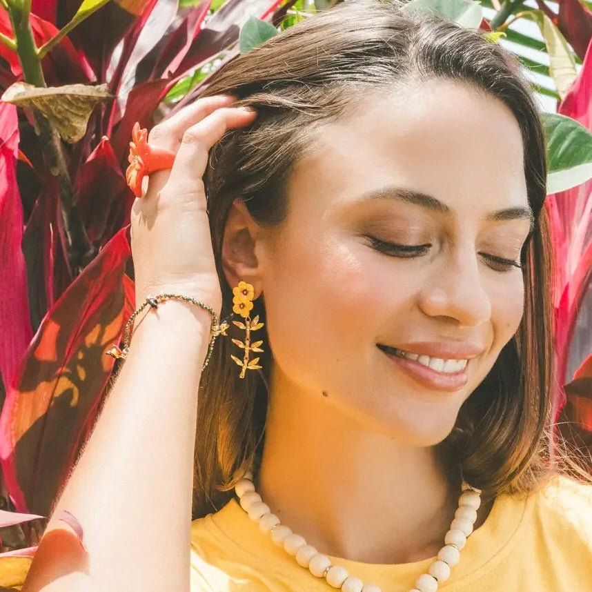 Aros hibiscos amarillos colgantes - Leontina Joyas