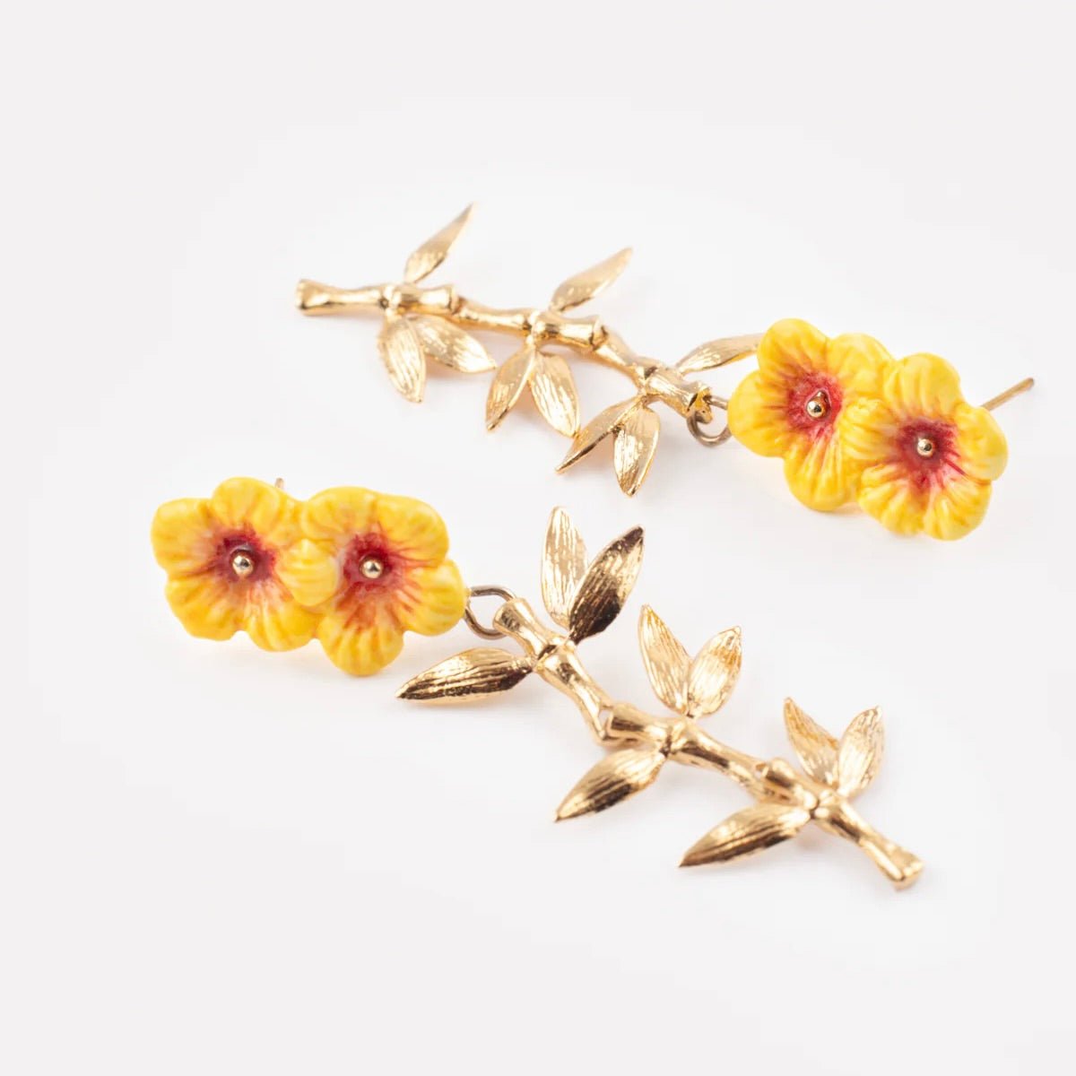 Aros hibiscos amarillos colgantes - Leontina Joyas