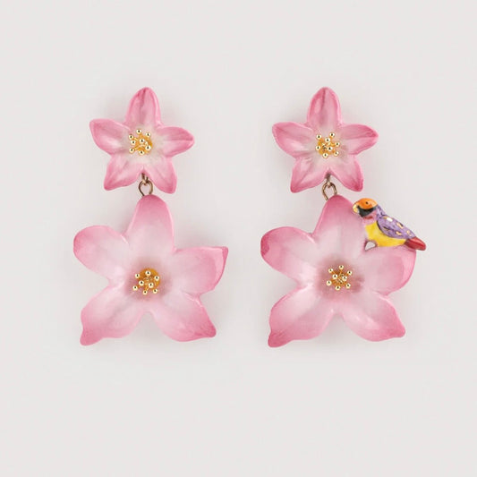 Aros Pink Lily y Pinzón Nach Bijoux, porcelana pintada a mano - Leontina Joyas Chile
