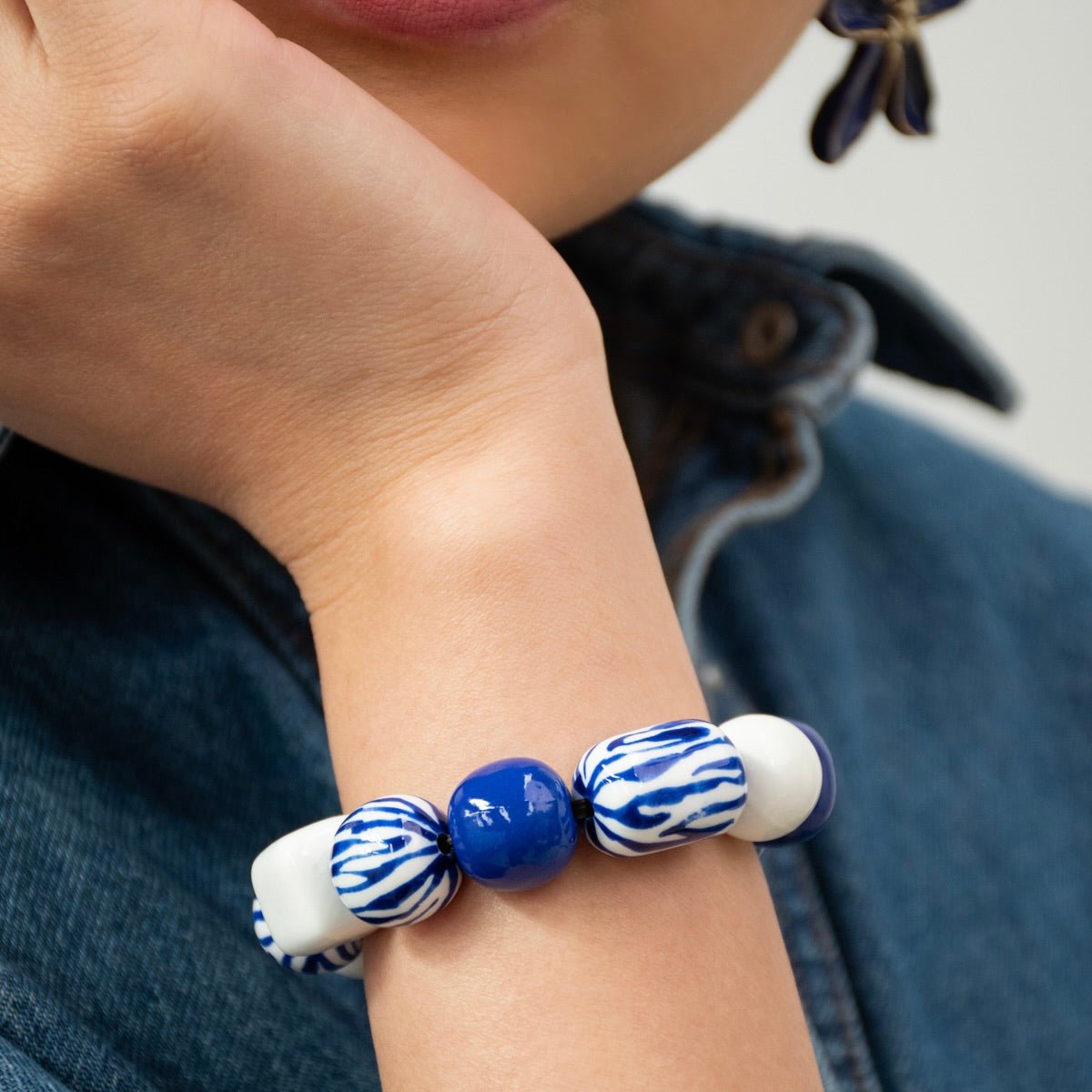 Brazalete Maxi Blanco y Zebra Azul - Leontina Joyas