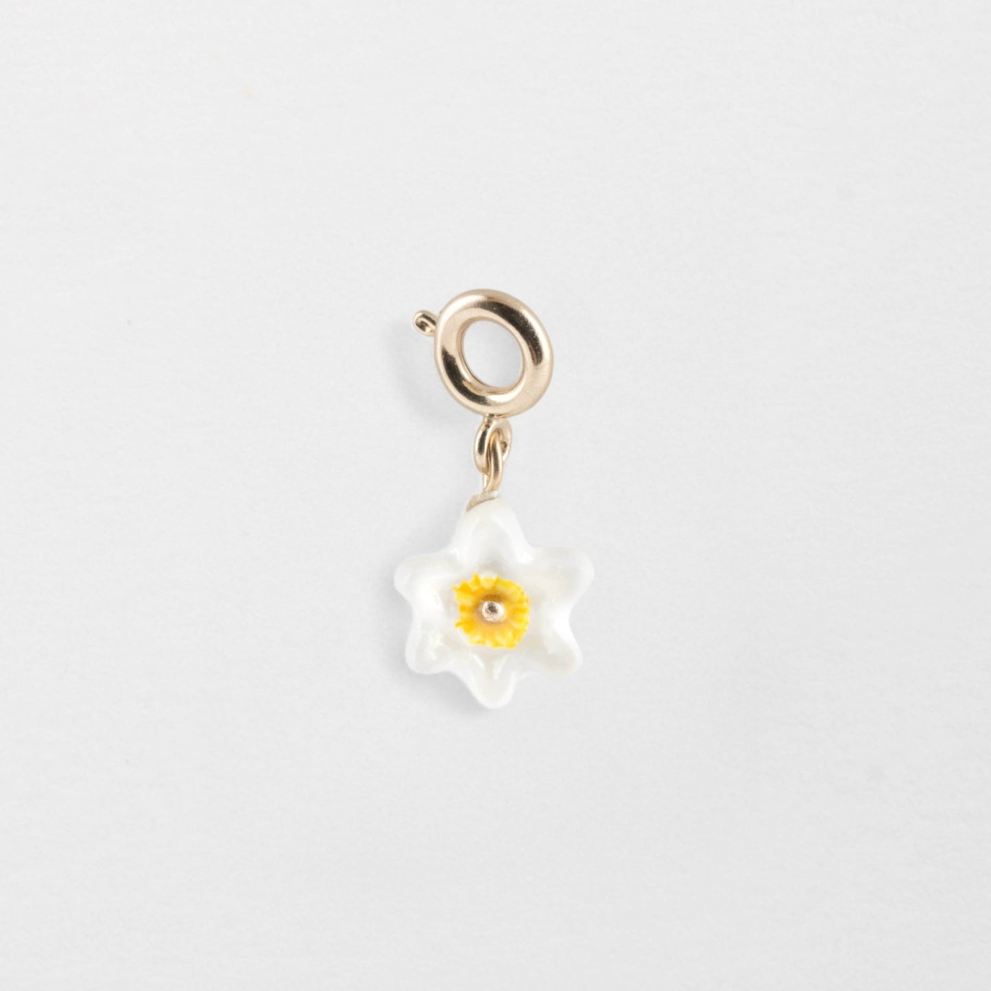 Charm Flor de Narciso Nach Bijoux, porcelana pintada a mano - Leontina Joyas Chile