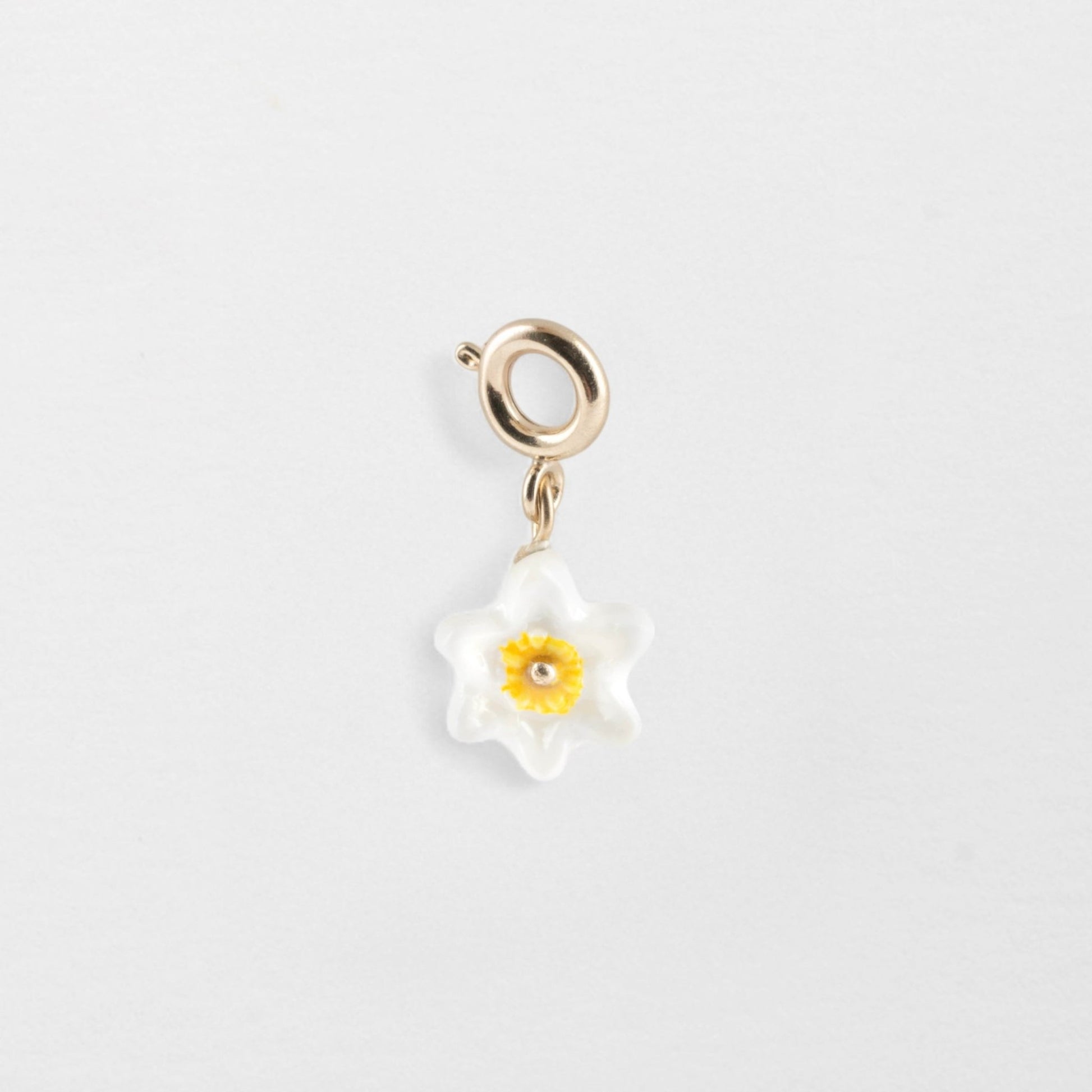 Charm Flor de Narciso Nach Bijoux, porcelana pintada a mano - Leontina Joyas Chile