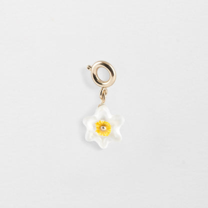 Charm Flor de Narciso Nach Bijoux, porcelana pintada a mano - Leontina Joyas Chile