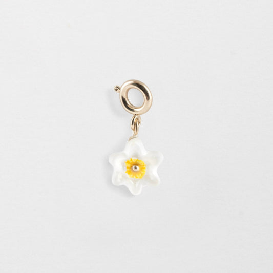 Charm Flor de Narciso Nach Bijoux, porcelana pintada a mano - Leontina Joyas Chile