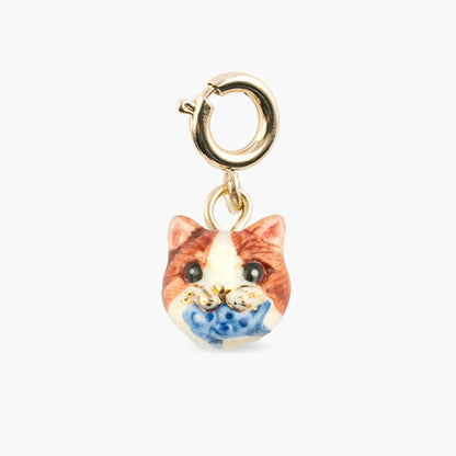 Charm Gatito comiendo Nach Bijoux, porcelana pintada a mano - Leontina Joyas Chile
